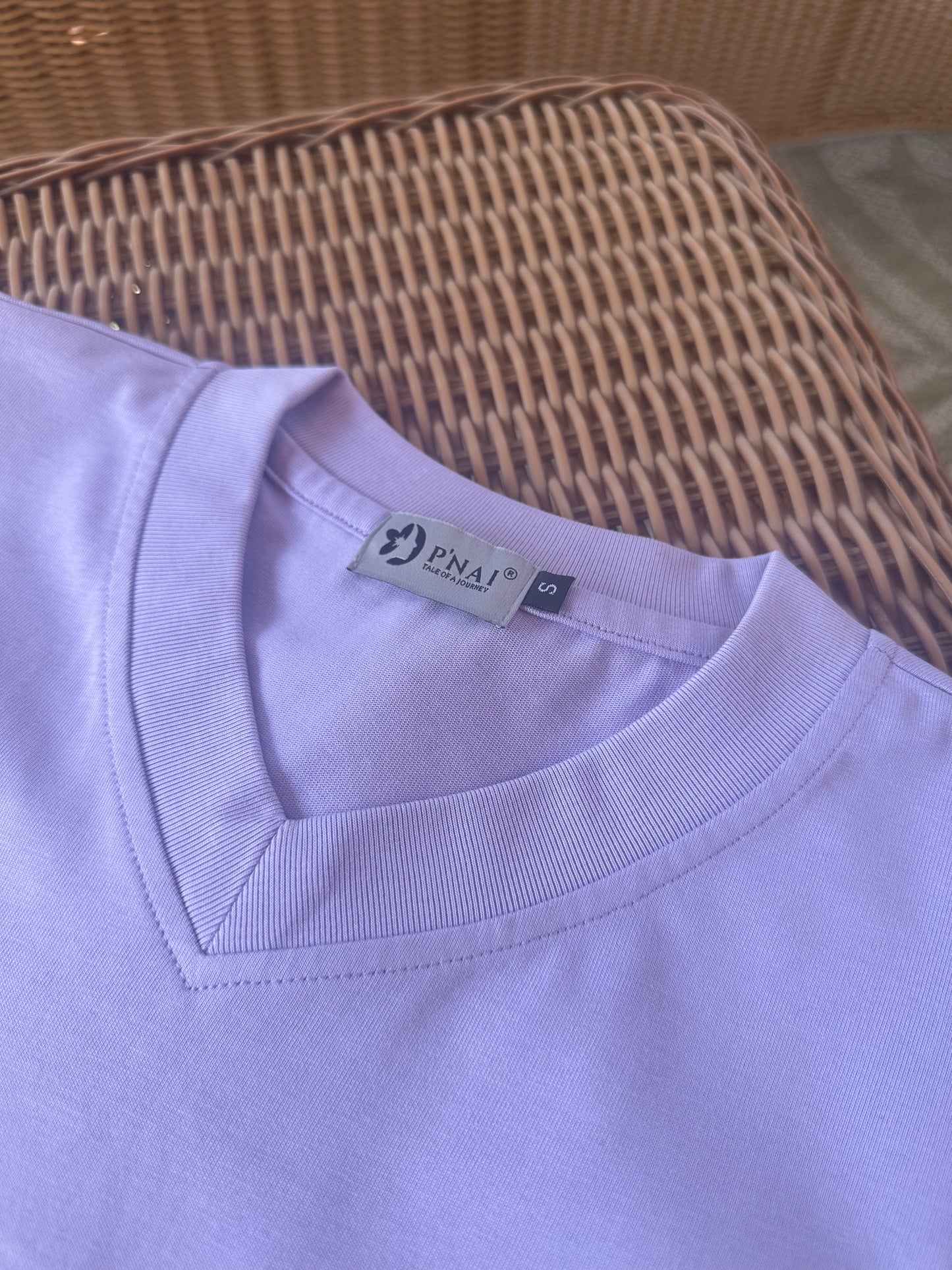 P'NAI V-NECK EMBOSS T-SHIRT